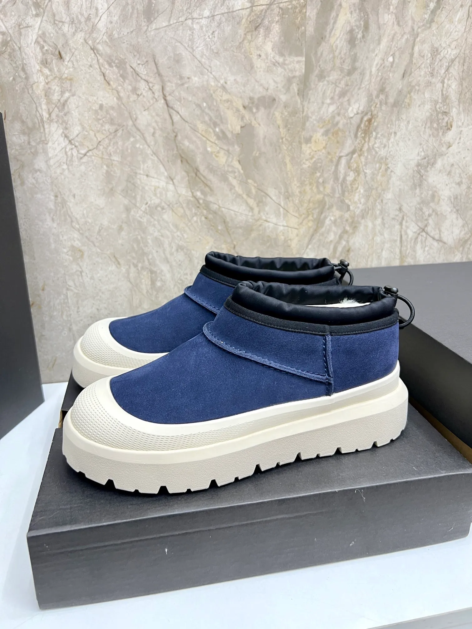 Men's men's shoes💰: 💰540💰Couple model👫 UGG Tasman Weather Hybrid one-second snow boots👢 Wang Yibo's same 👏 classic Tasman shoe is designed with environmentally friendly waterproof and snowproof material, which is both fashionable and functional. At the same time, it is paired with the new UGG Keen furry color-blocked jacket. Bright orange and maroon collide to create a new light outdoor style and open up a new travel experience in early autumn! Using the best materials, the 17mm fur-integrated surface is warmer and more breathable, and the outsole is upgraded to a lightweight and wear-resistant light wing technology outsole! Size: Women’s size 35-40 / Men’s size 38–44 (45 customized) Official website color
